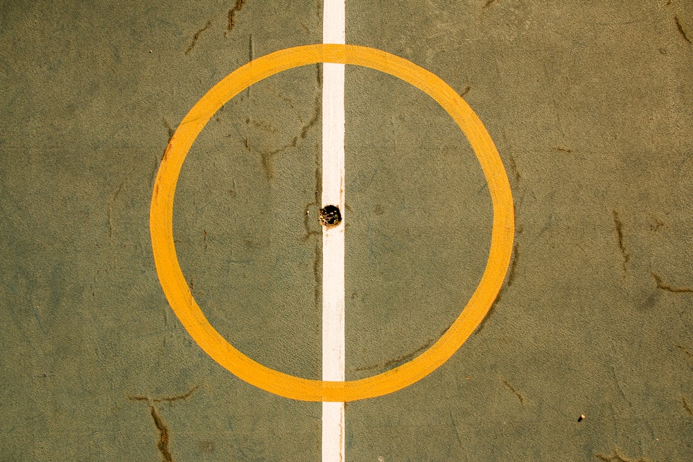 una vista dall'alto di un campo da tennis con un anello giallo