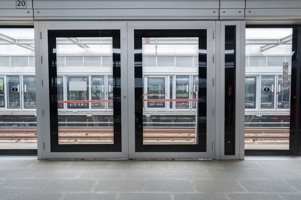 Una estación de tren vacía con dos puertas abiertas