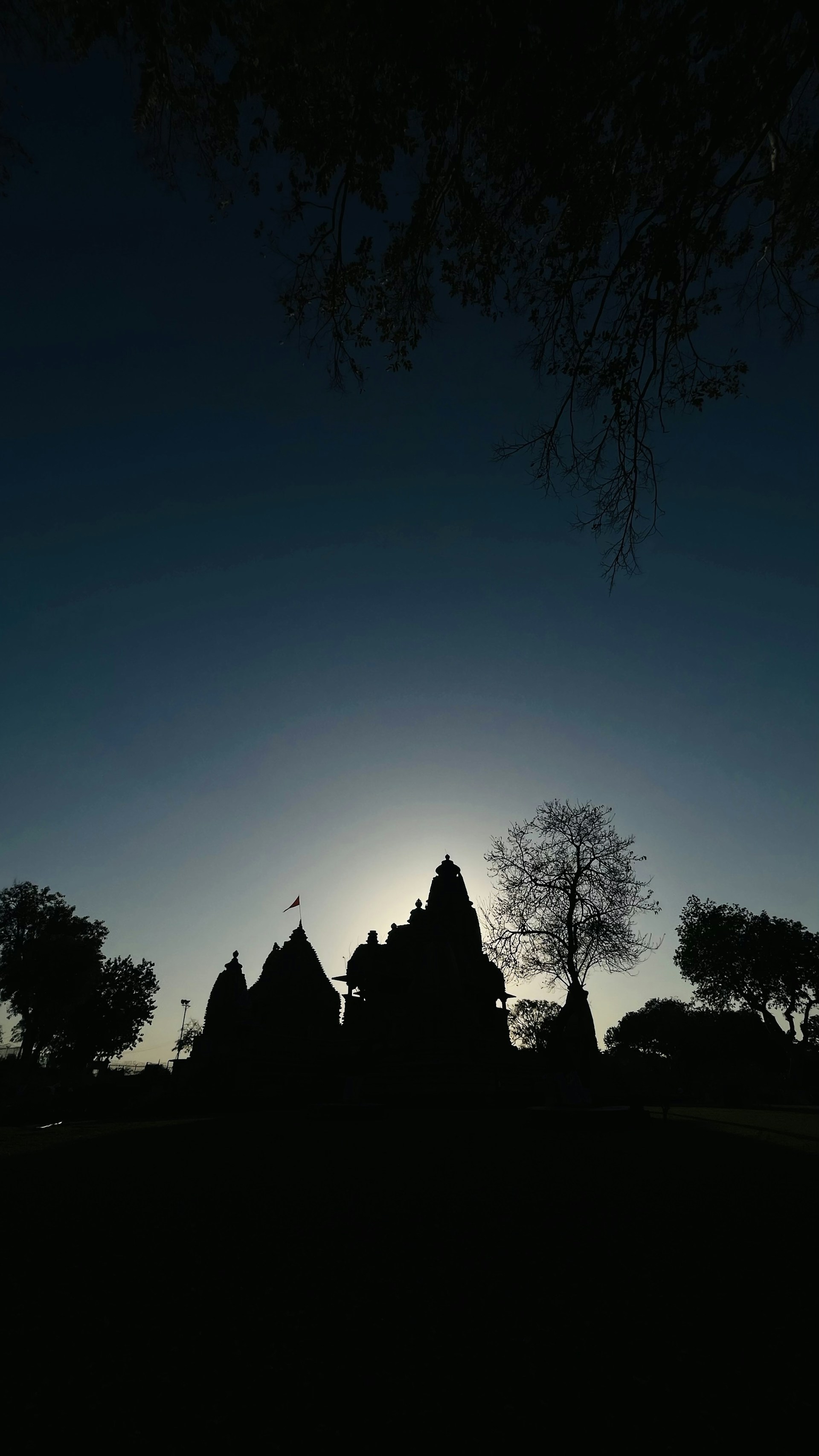 gray computer monitor