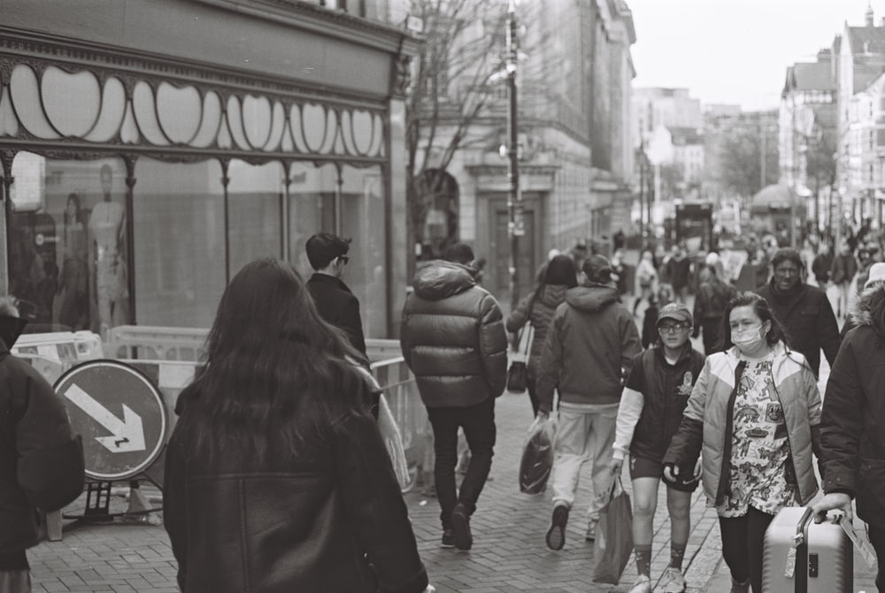 Una foto in bianco e nero di persone che camminano per strada foto – UK  Immagine gratuita su Unsplash