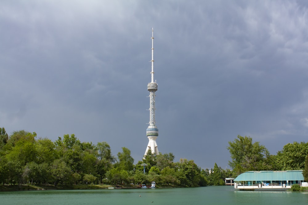 水域にそびえる背の高い白い塔