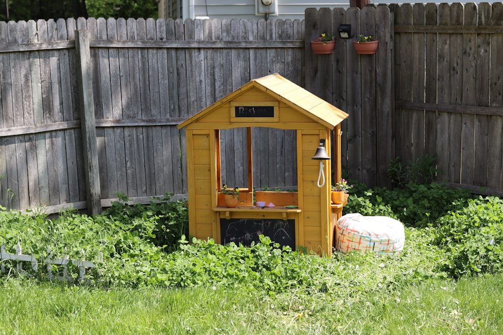 Una pequeña casa de madera sentada en medio de un patio