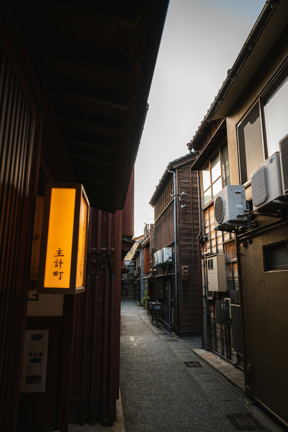 a narrow alley way between two buildings