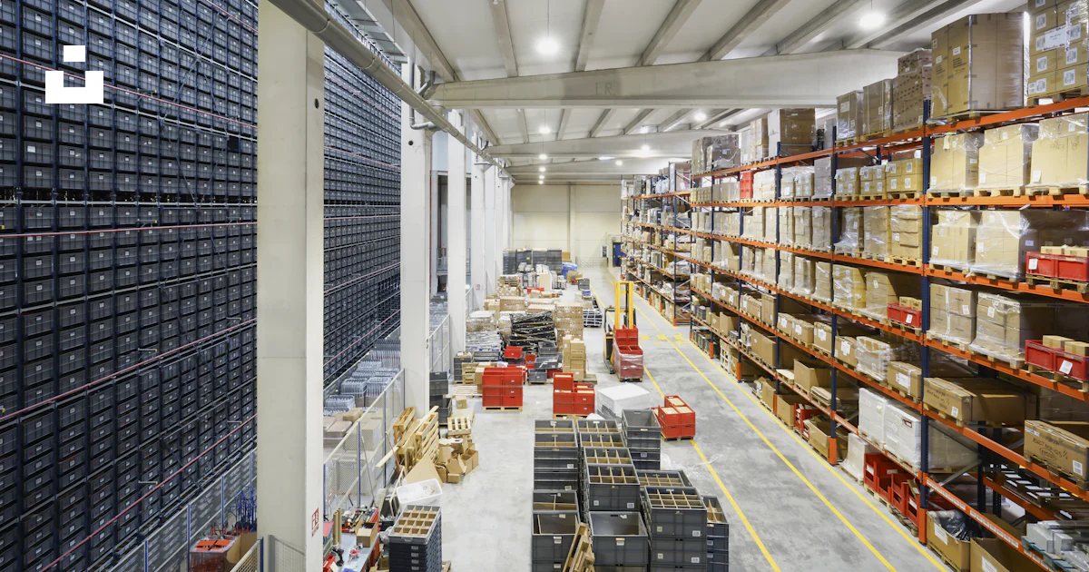 Un grand entrepôt rempli de nombreuses boîtes photo – Photo Entrepôt ...