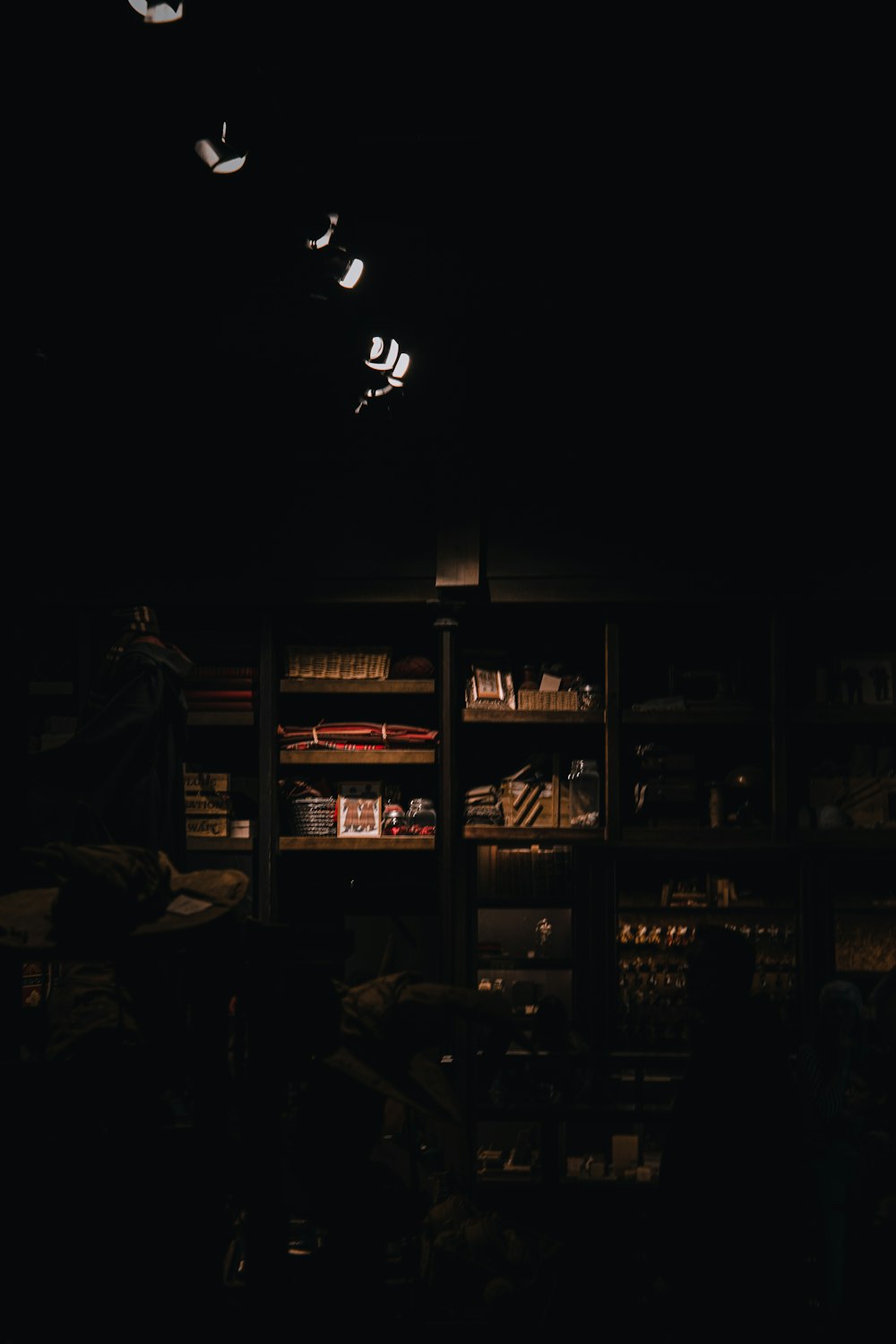 Foto zum Thema Ein dunkler Raum, der mit vielen Büchern gefüllt