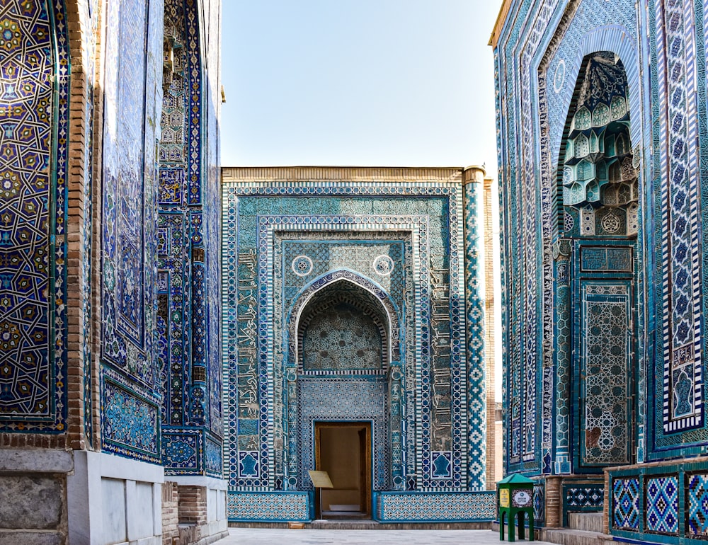 Un bâtiment bleu et blanc avec une porte