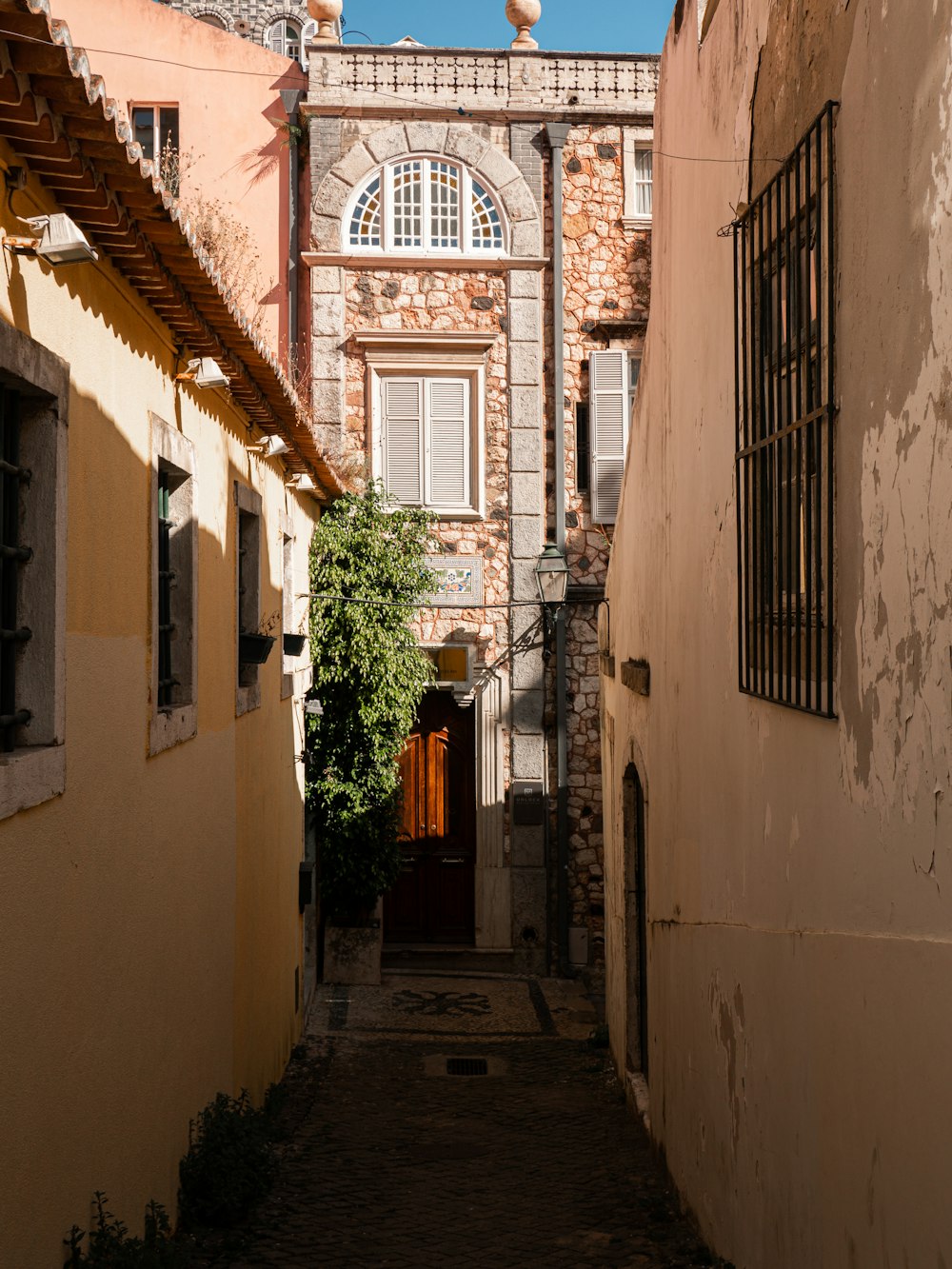 um beco estreito com um edifício ao fundo