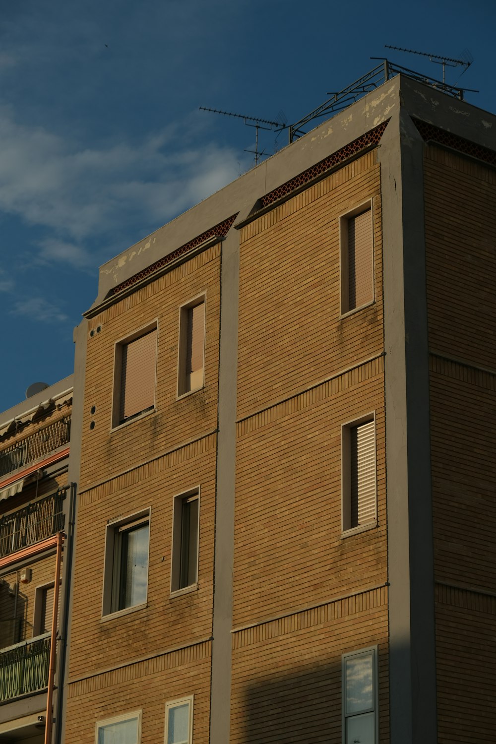 Ein hohes Backsteingebäude mit vielen Fenstern