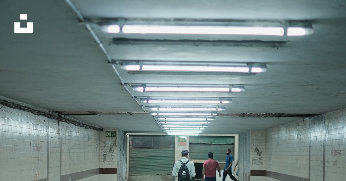 Foto zum Thema Eine gruppe von menschen, die einen langen gang entlang