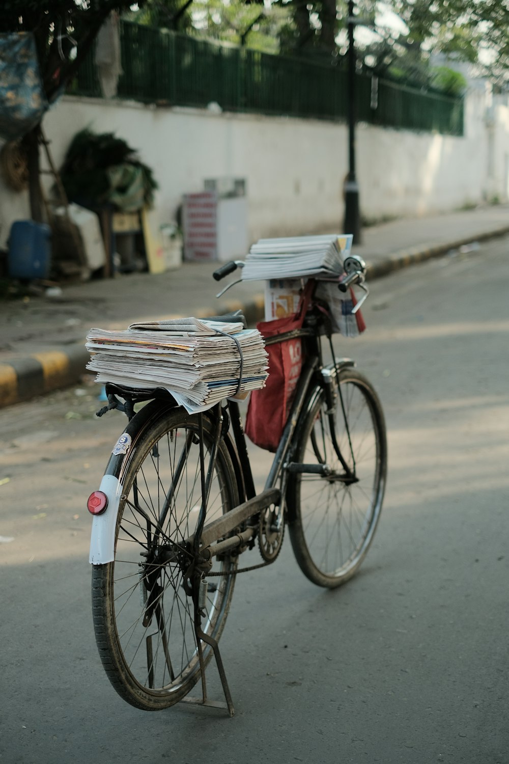 una bicicletta con un mucchio di fogli sul retro