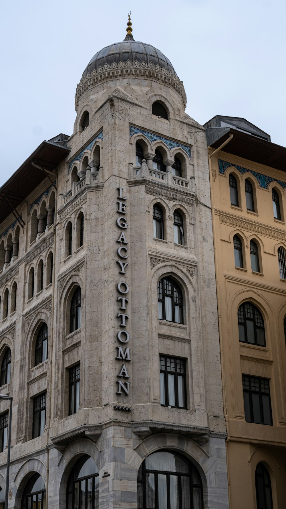 un edificio alto con una cupola in cima