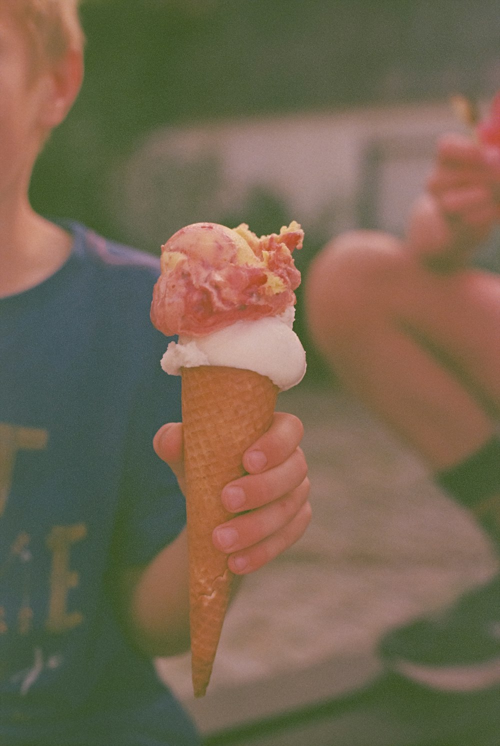 Un giovane ragazzo che mangia un cono gelato