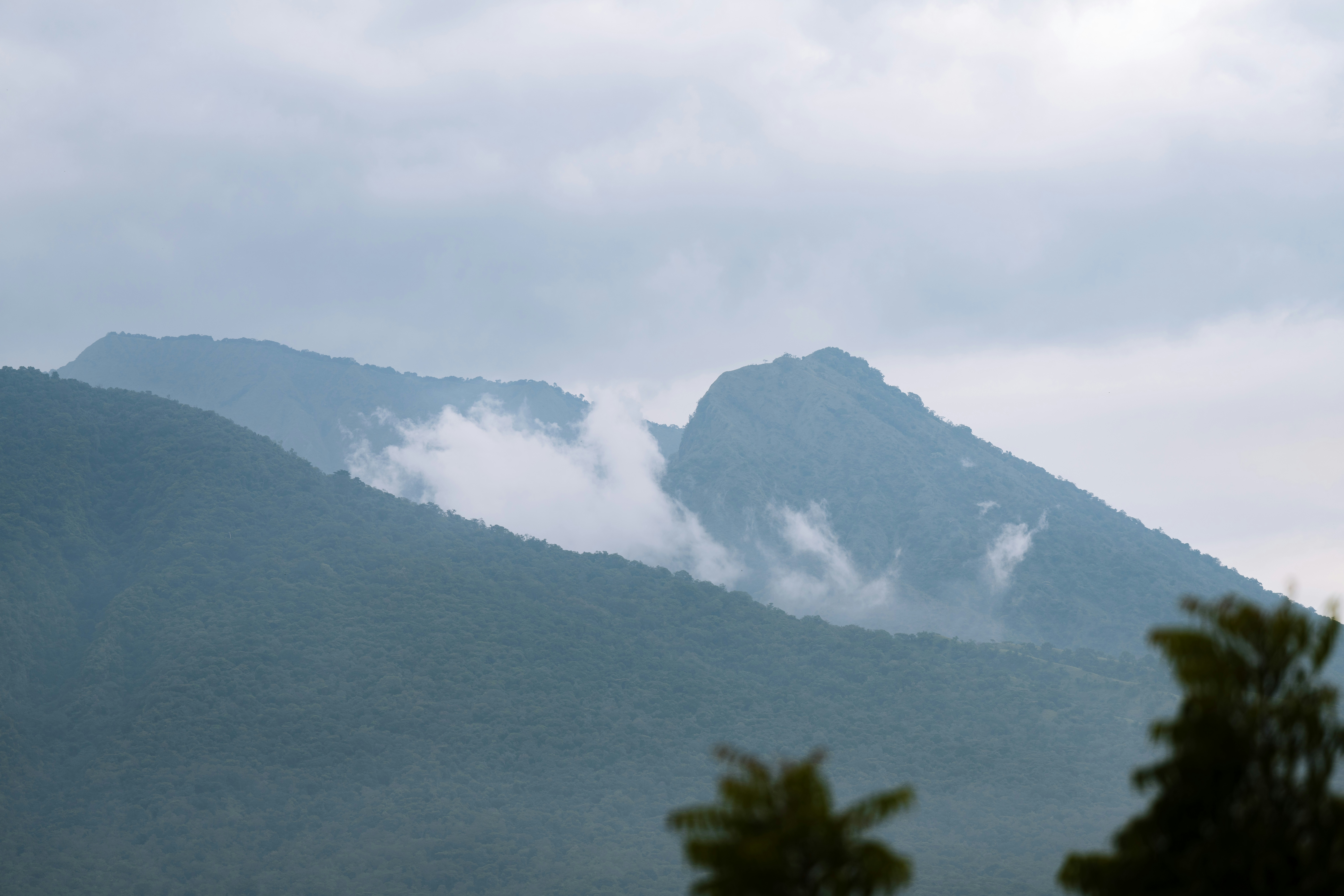 低い雲のある山脈の眺め