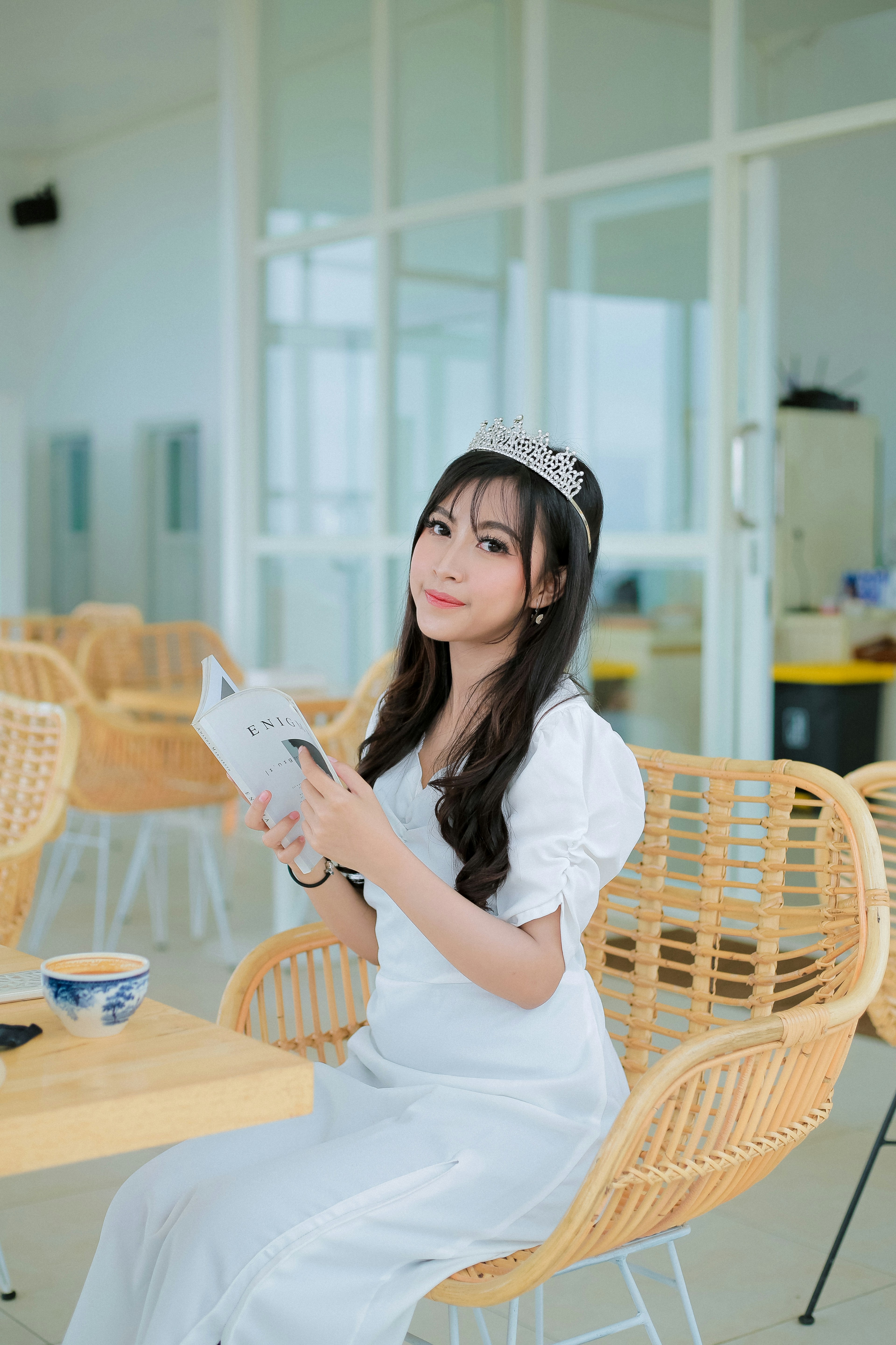 photo-1684743031006-27e6c938ddd8?ixid=M3wxMjA3fDB8MXxzZWFyY2h8N3x8c2Fsb24lMjB1bmlmb3JtfGVufDB8fHx8MTc0NzczNTU2NXww\u0026ixlib=rb-4.1.0