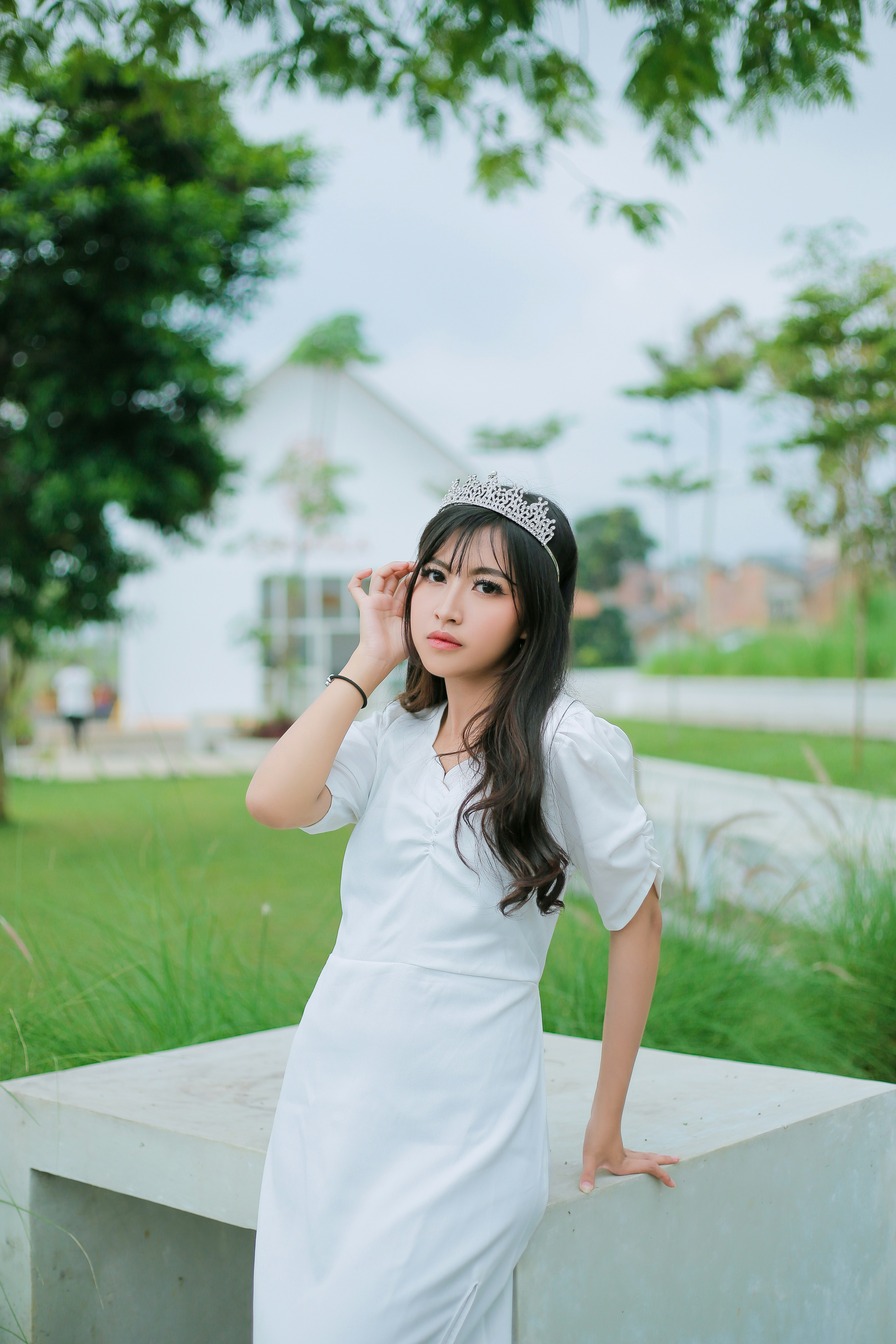 A woman in a white dress is posing for a picture photo – Free Garut ...