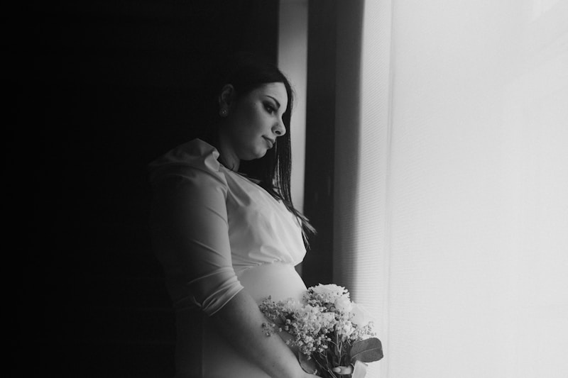 Mujer embarazada con flores