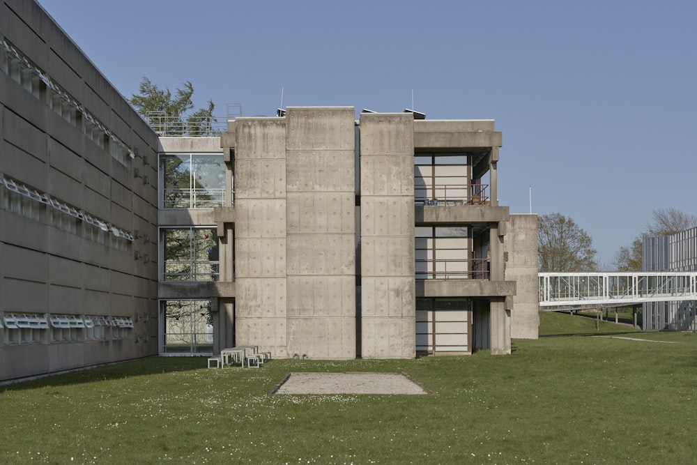 un edificio in cemento con un'area erbosa di fronte ad esso
