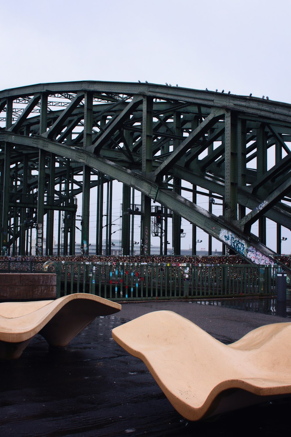 deux bancs en bois assis devant un pont