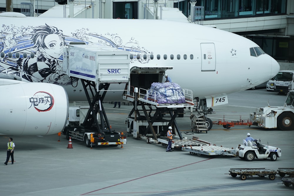 Un gros avion de ligne assis sur le tarmac d’un aéroport