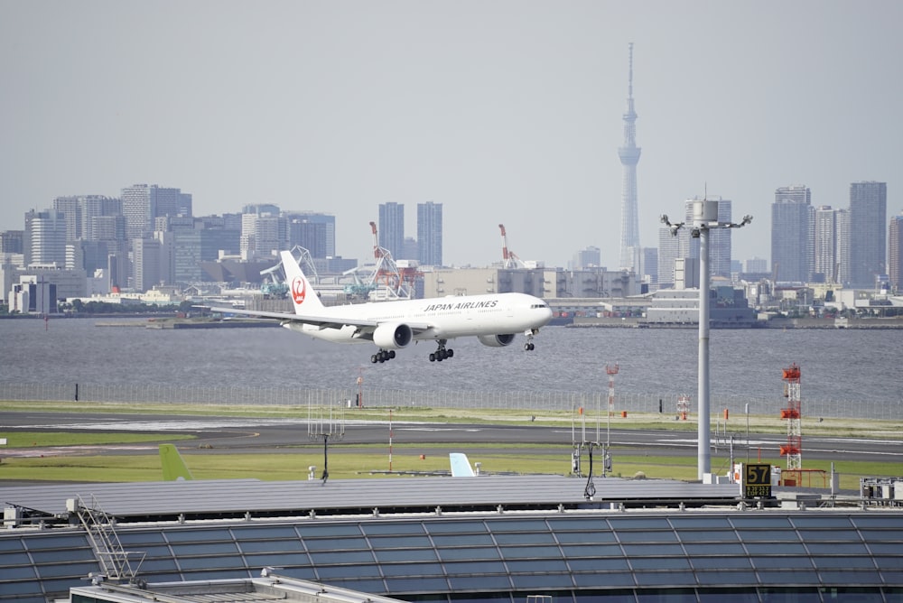 Un aereo che decolla da una pista dell'aeroporto