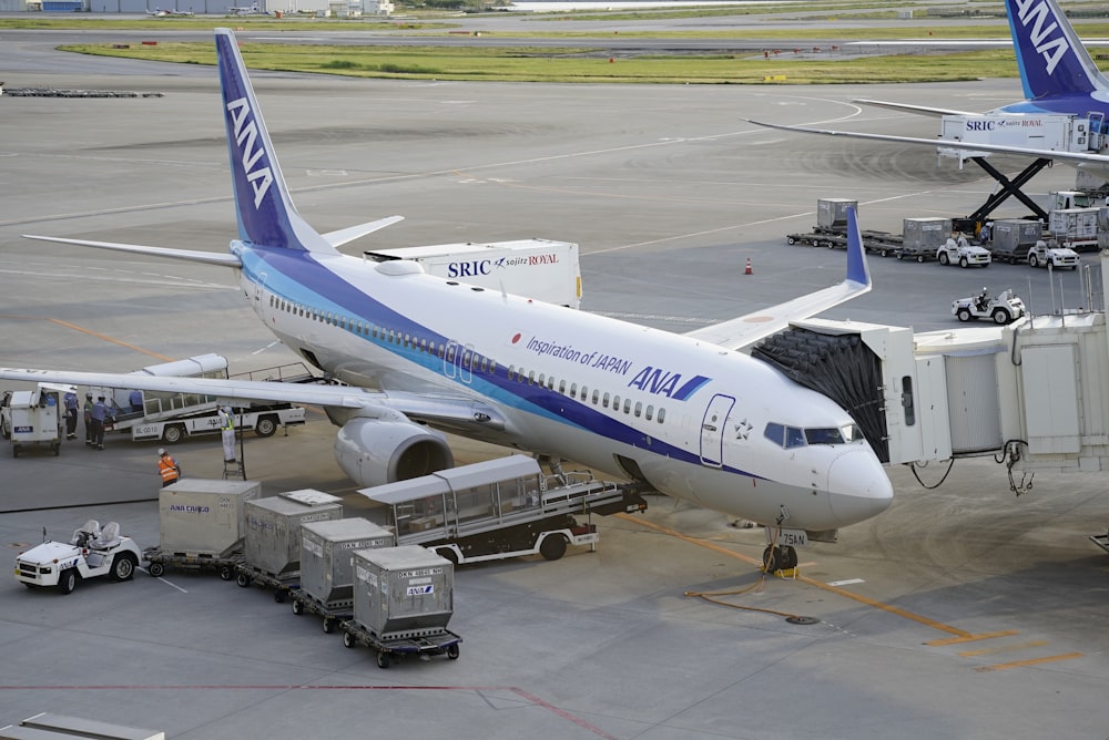 공항 활주로 위에 앉아 있는 대형 제트 여객기