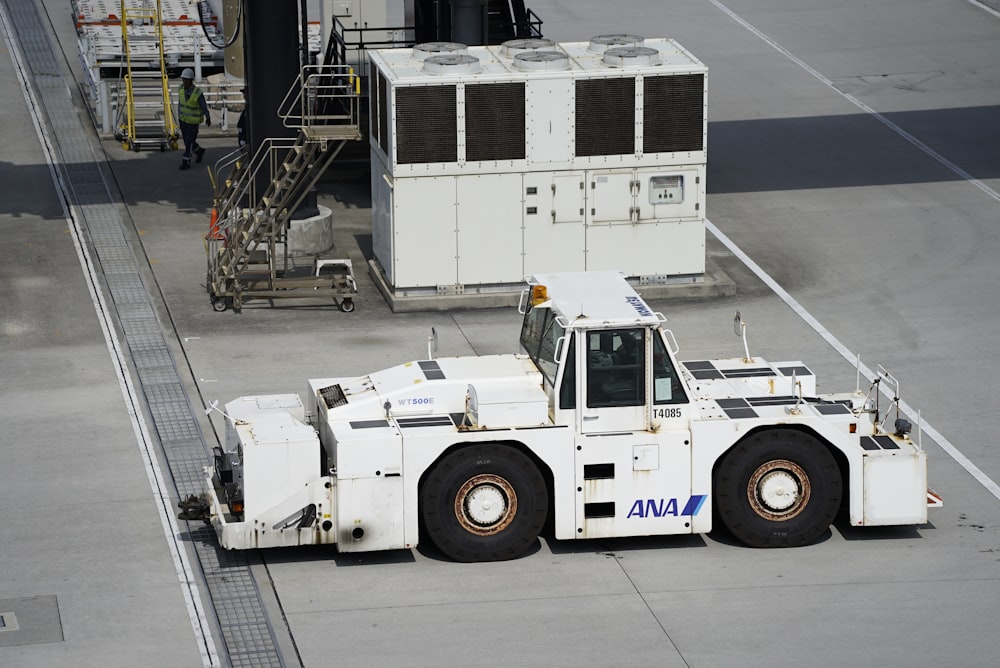 Un gros camion blanc garé sur un tarmac