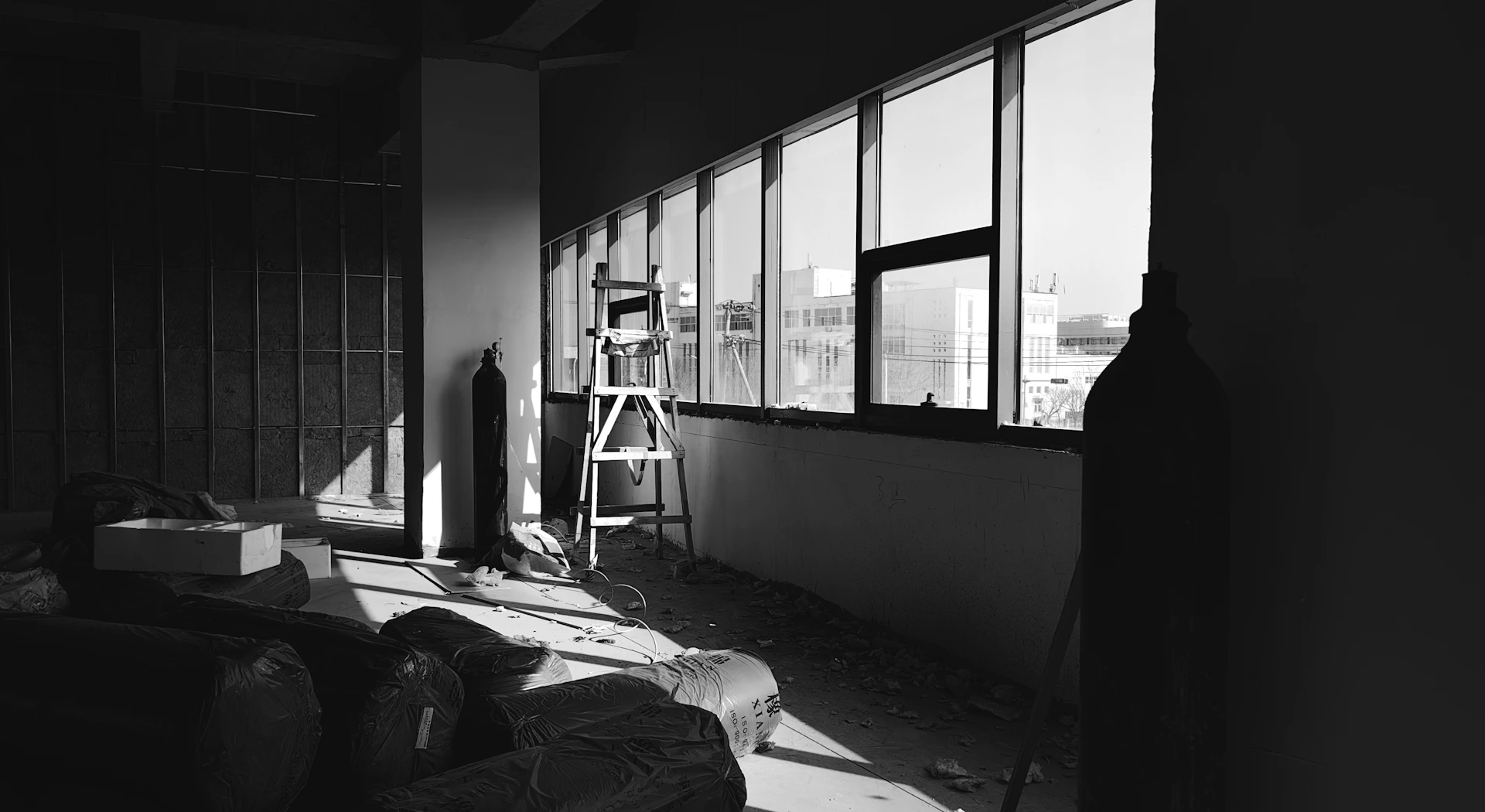 gray computer monitor