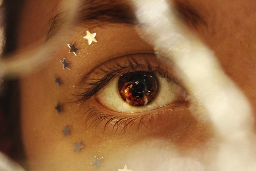 eine Nahaufnahme des Auges einer Person mit Sternen darauf