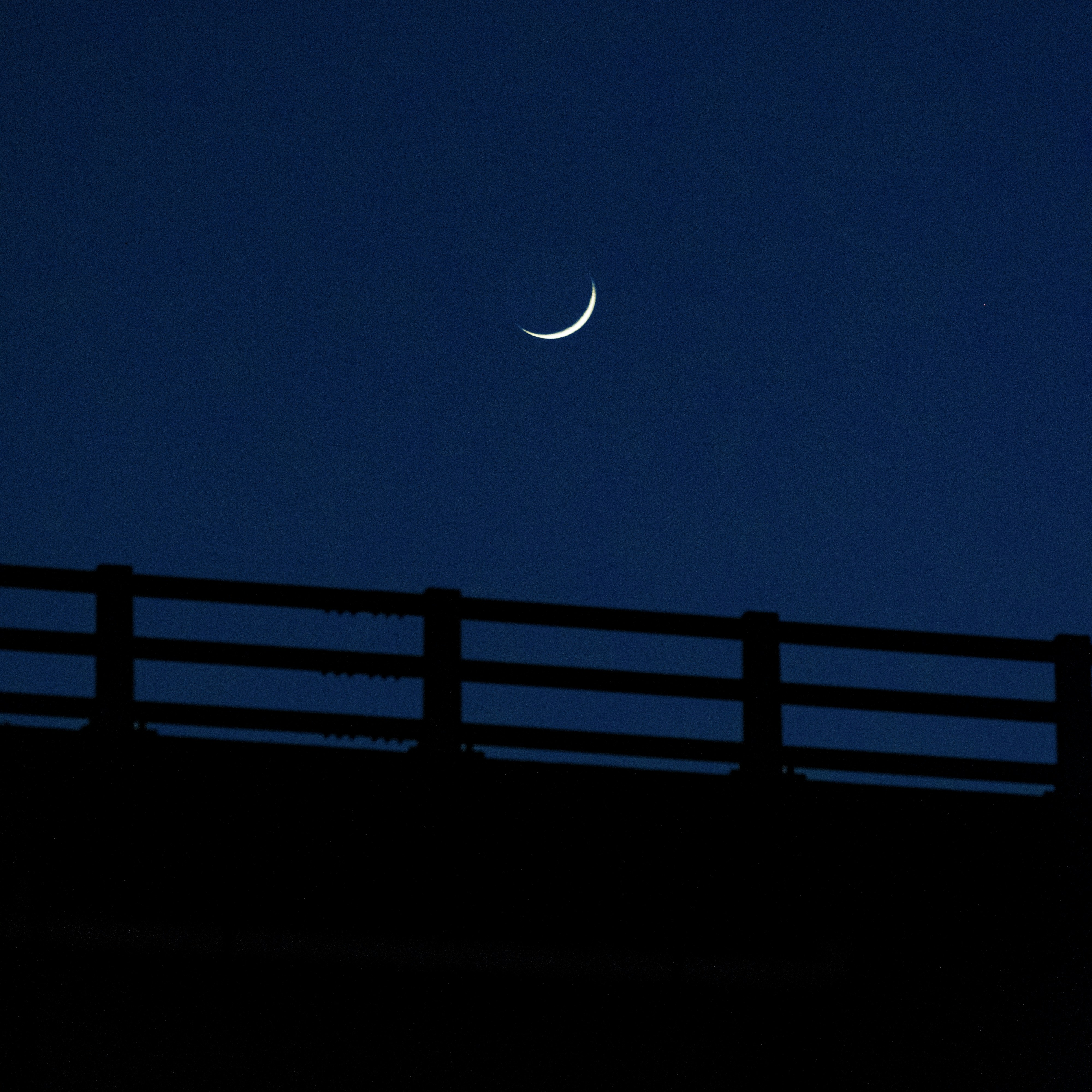 擱淺的人 - 如題

忘記如何開心、無憂無慮，反而背起了沈重的壓力，學著做個合格的大人，因此我也擱淺在迷茫的18歲，升學壓力、就業工作、建立自我、心理創傷，每個都讓我感到疲累，我統整不出一個完整的自