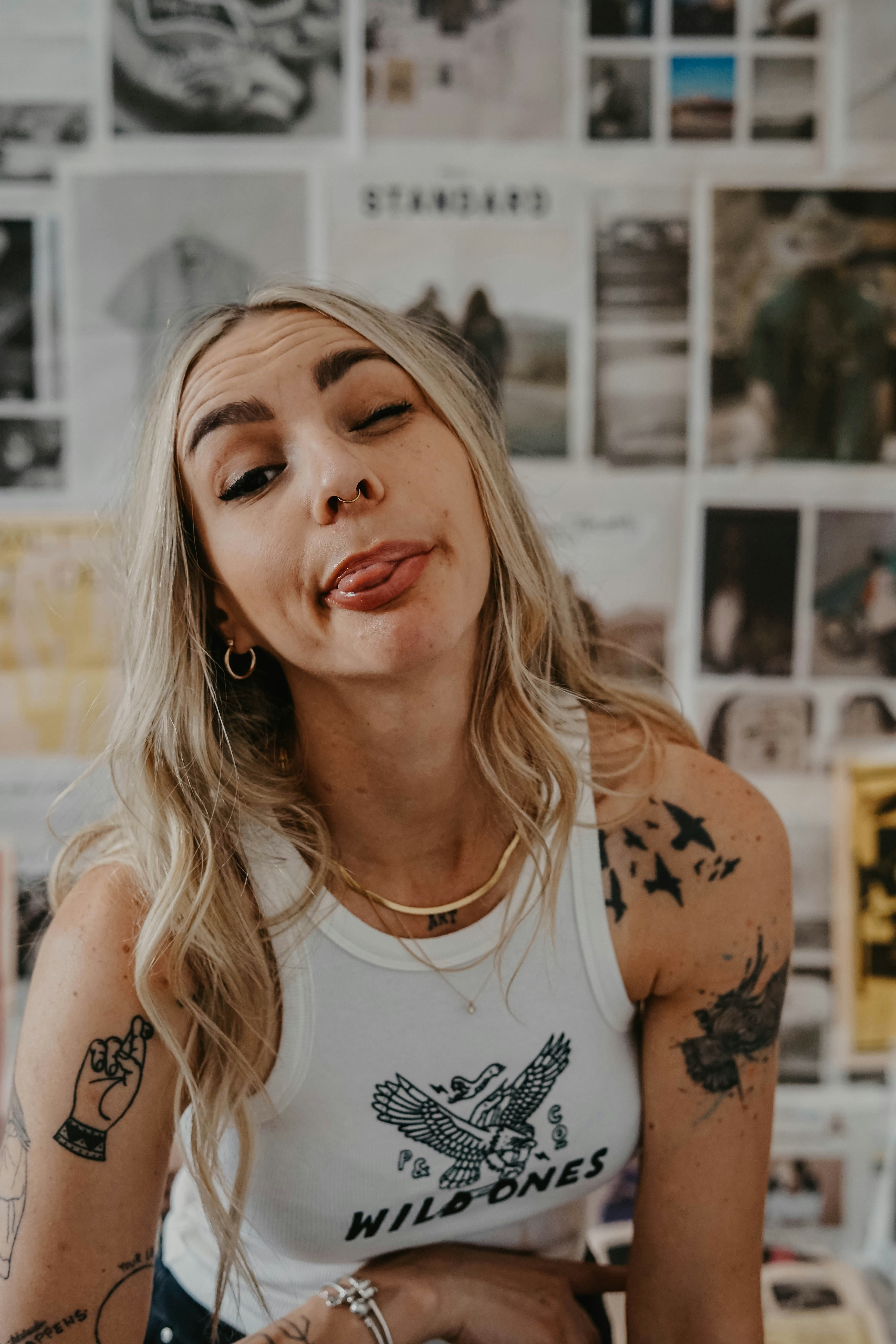 Una donna con tatuaggi e piercing sul petto foto – Immagine gratis su  Unsplash, image size:3000x4500