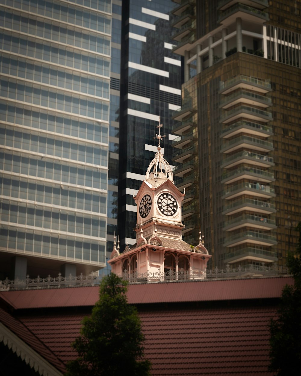 une tour de l’horloge au milieu d’une ville