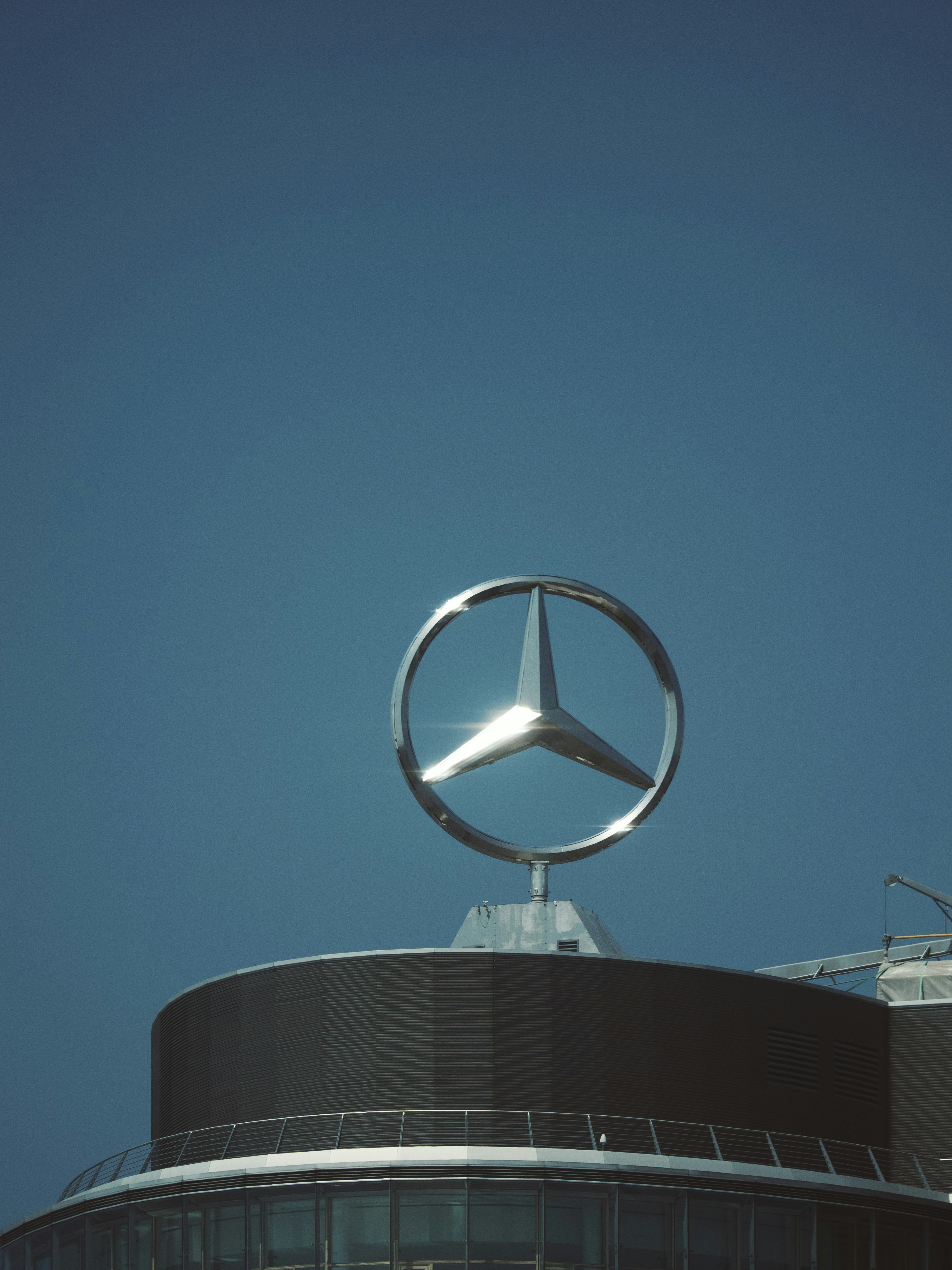 Un logotipo de Mercedes en la parte superior de un edificio