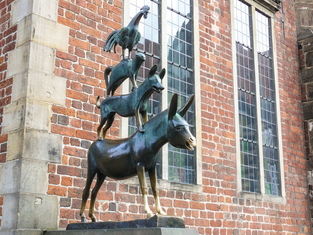 une statue d’une chèvre avec des oiseaux sur le dos