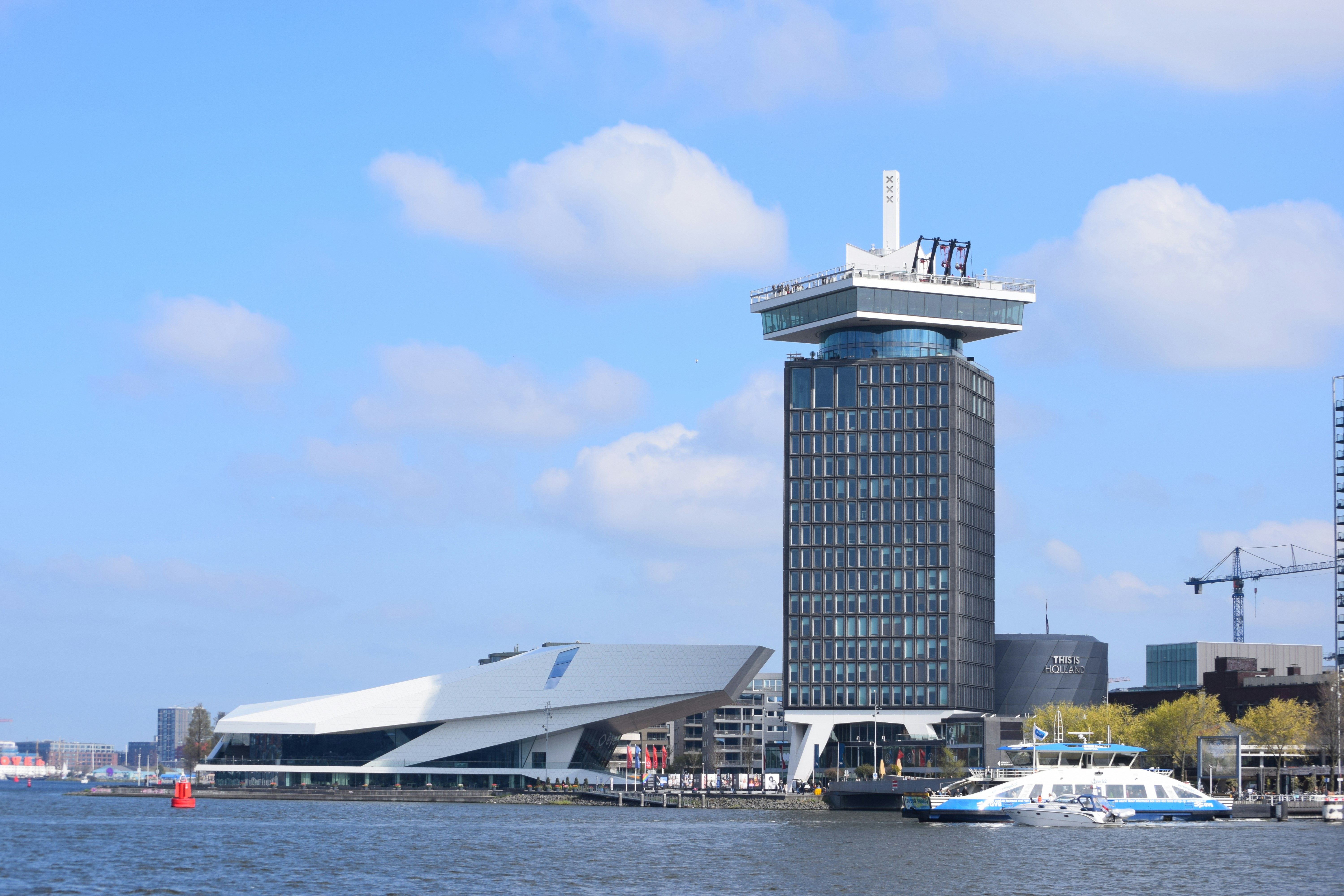 Hollanda'da yeni iş kurma ve yatırım fırsatlarını değerlendiren profesyonellerin modern bir ofis ortamında stratejik toplantı yaptığı anı temsil eden görsel.