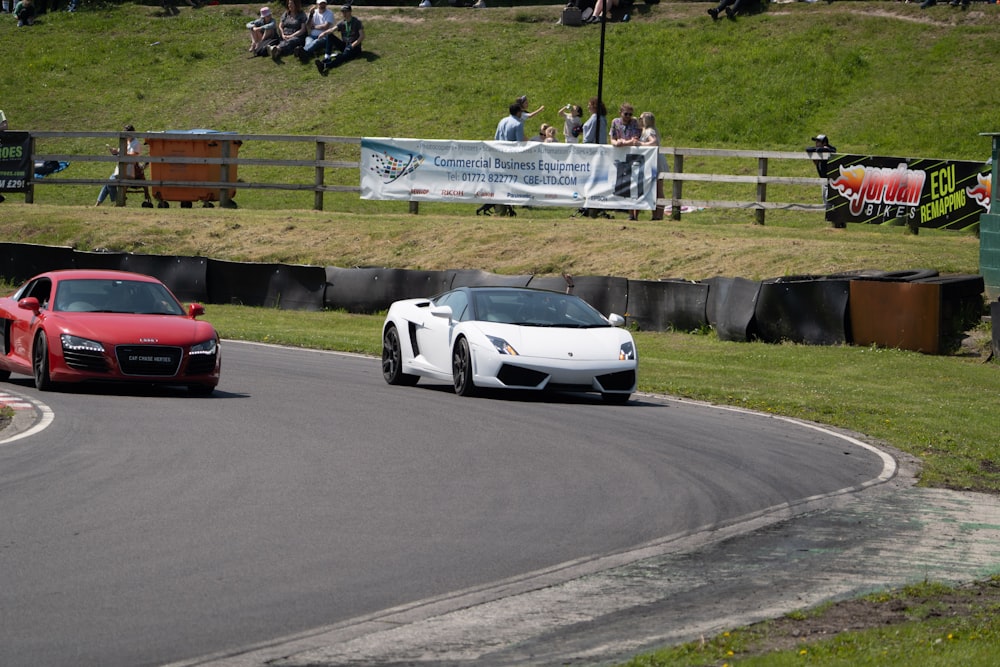 Due auto sportive che guidano su una pista da corsa
