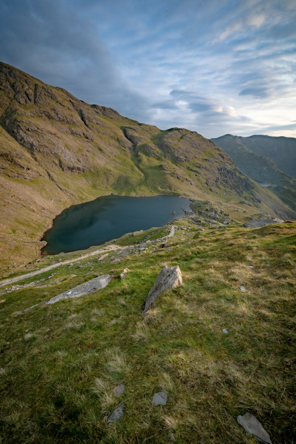 una montagna con un lago nel mezzo