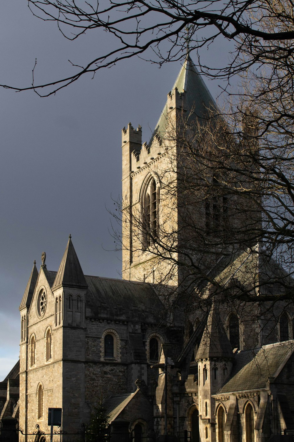 Une grande église avec une tour d’horloge par temps nuageux