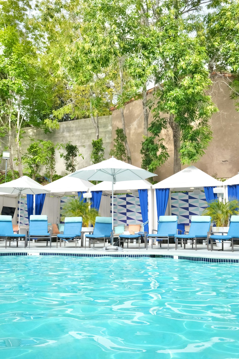 a row of chairs sitting next to a swimming pool