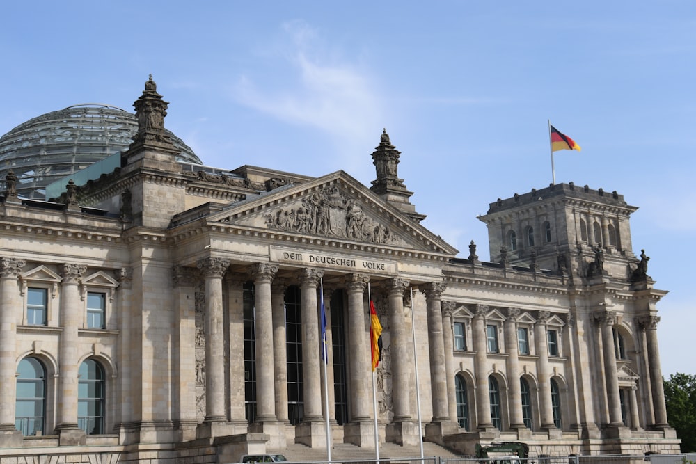 un grand bâtiment surmonté d’un drapeau