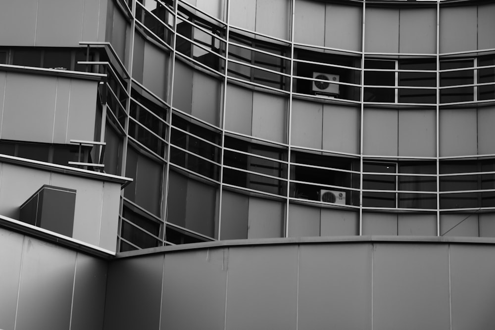 une photo en noir et blanc d’un bâtiment