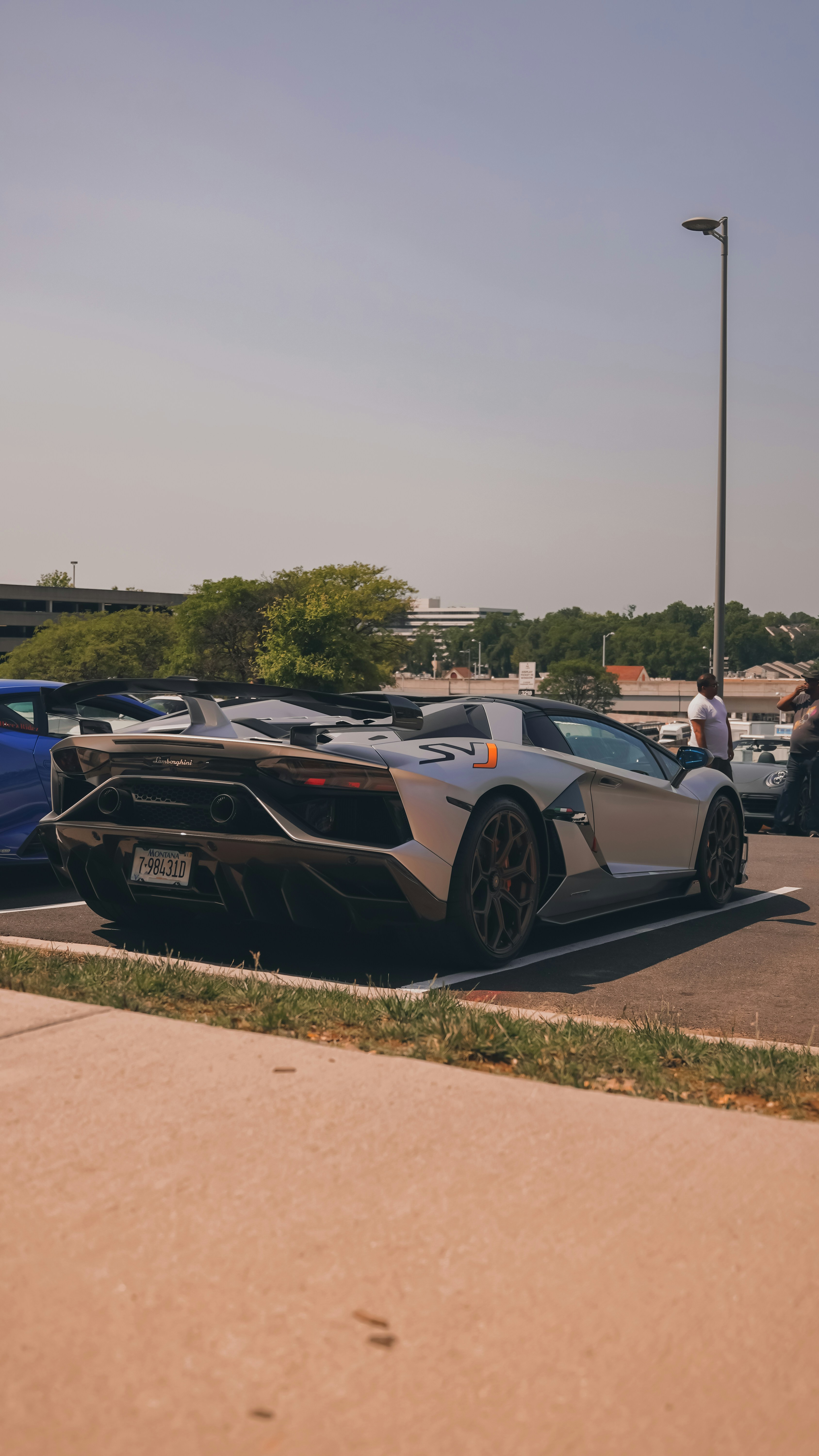 Um carro esportivo branco estacionado em um estacionamento foto – Imagem  grátis sobre Papel de parede carro na Unsplash, image size:3000x5332