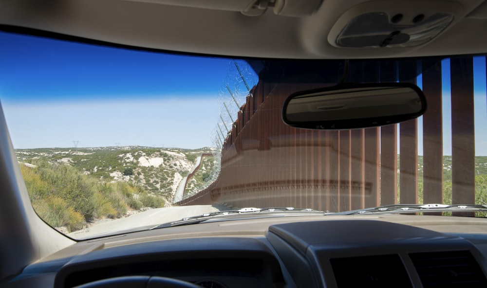 Der Blick aus dem Inneren eines Autos mit Blick aus dem Fenster