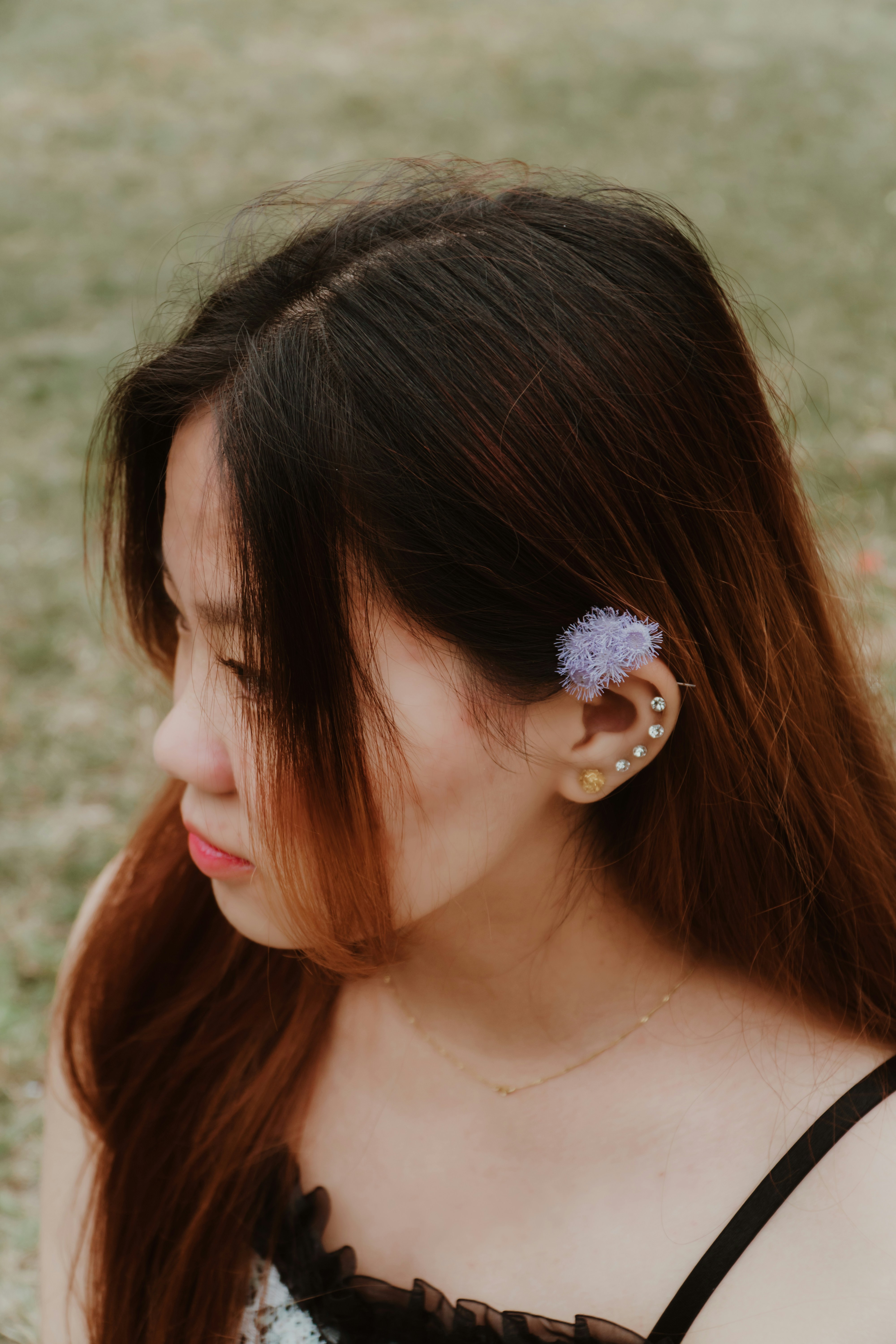 A woman with a flower in her hair photo – Free Portrait Image on Unsplash