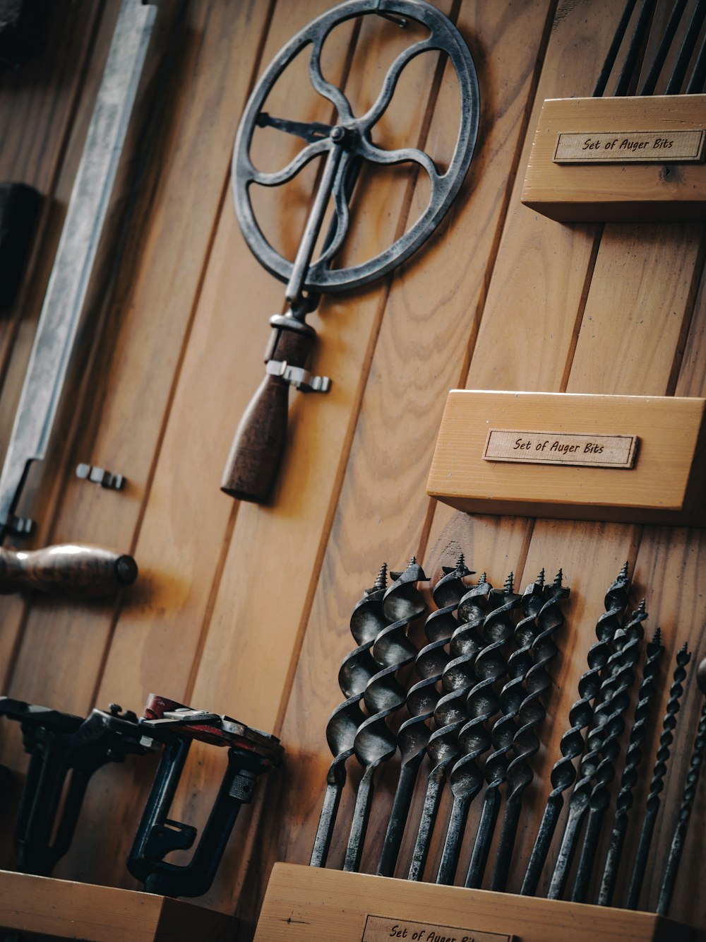 a bunch of tools that are on a wall