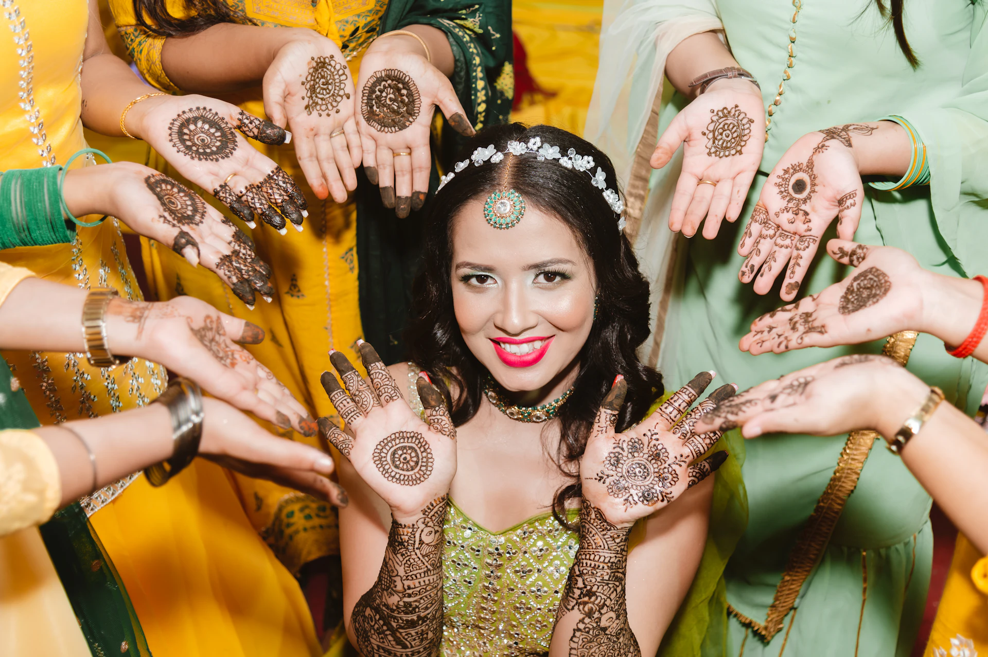 Cô dâu cùng bạn bè khoe đôi bàn tay vẽ henna trong buổi Mehndi