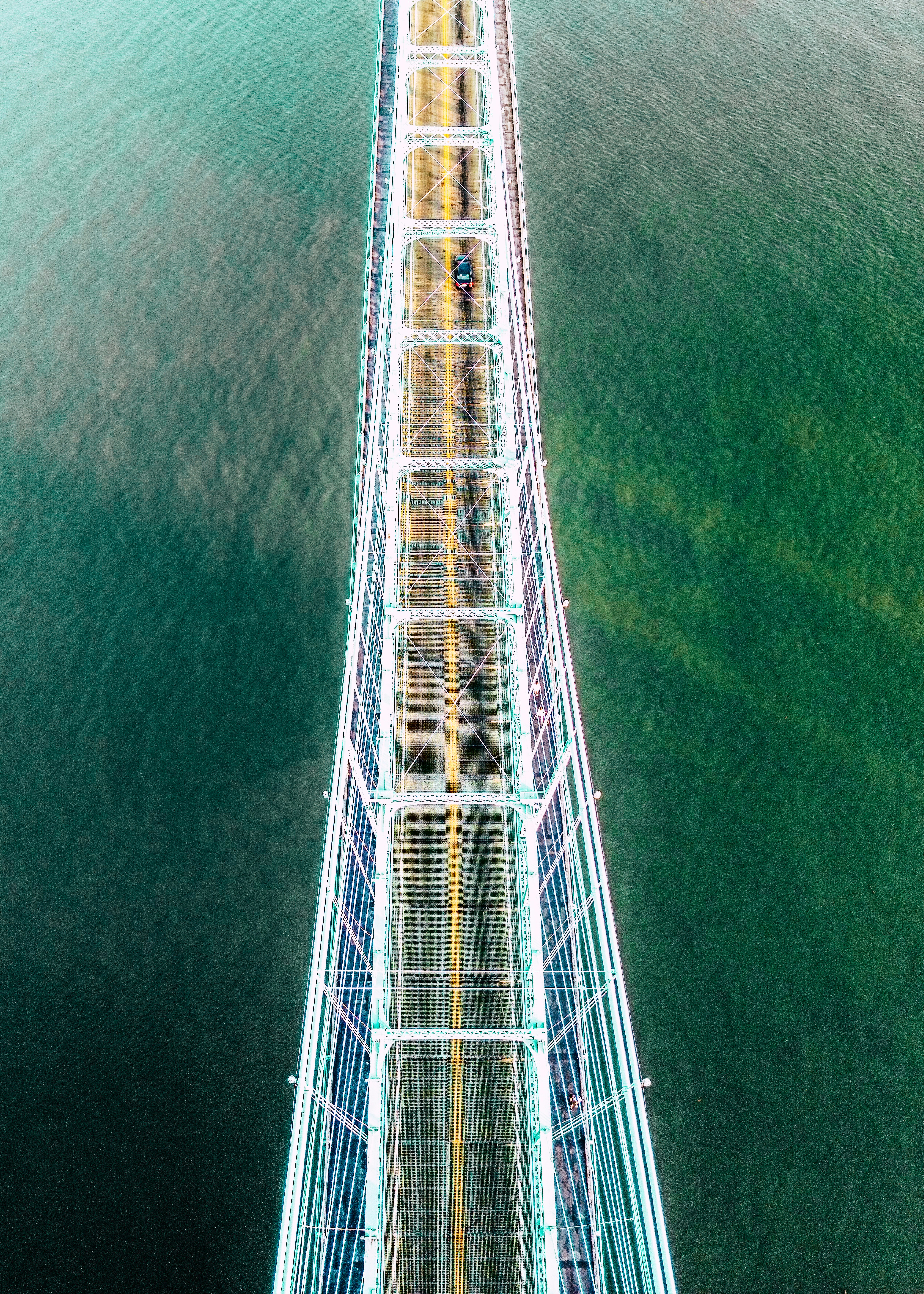 Luftaufnahme einer Brücke über ein Gewässer