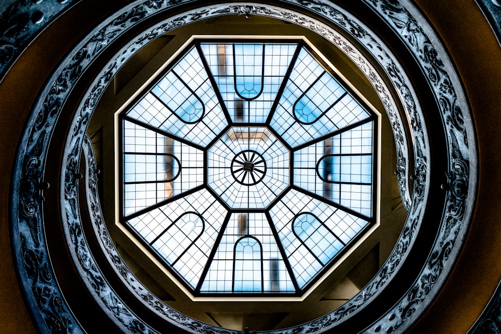 uma janela circular de vidro no teto de um edifício
