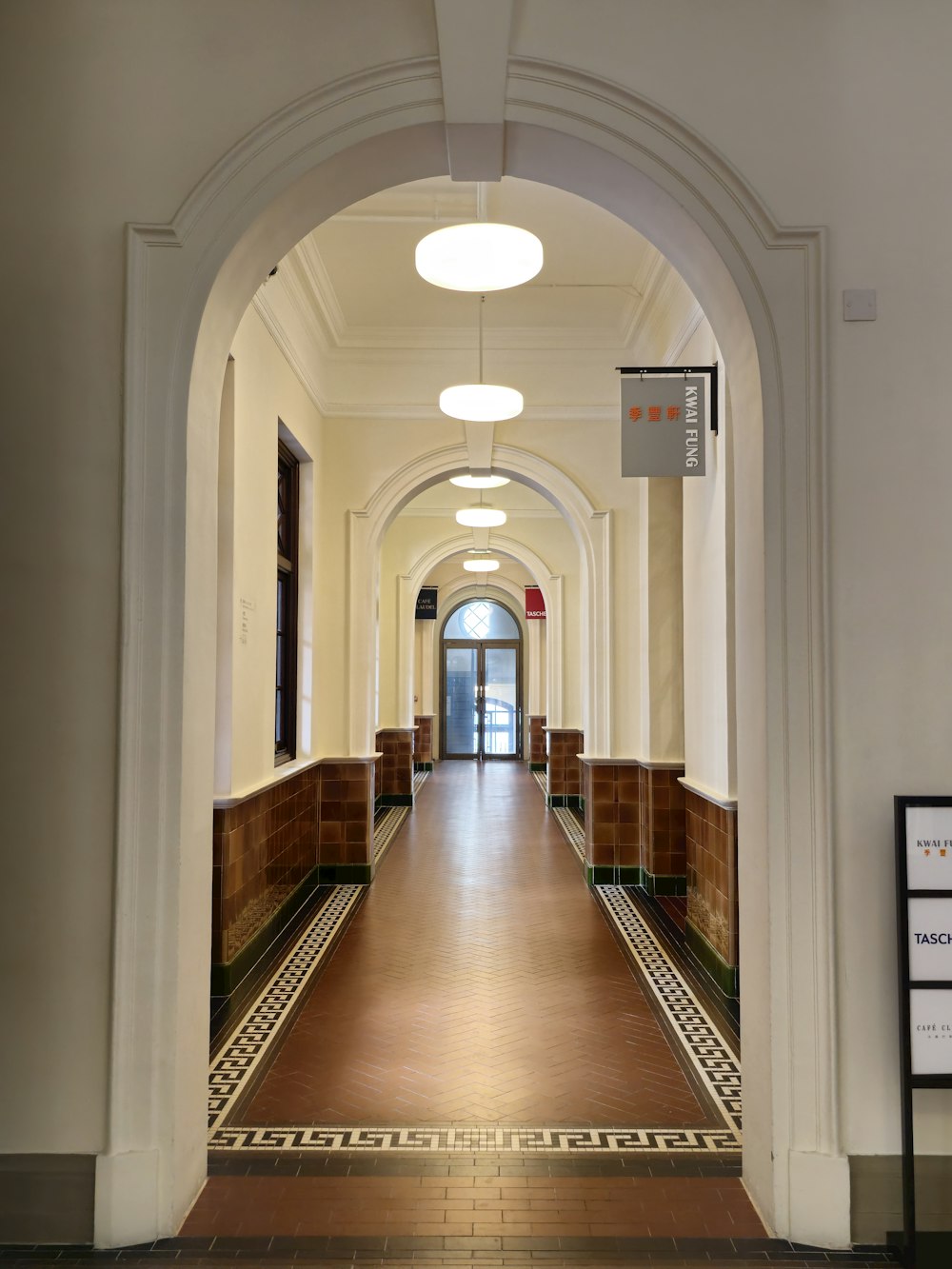 un long couloir avec une horloge sur le mur