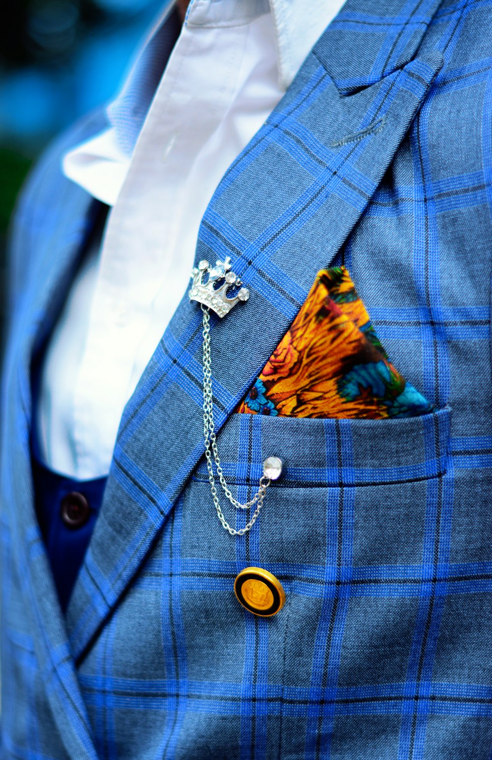 Un hombre vestido con un traje azul con un colorido cuadrado de bolsillo