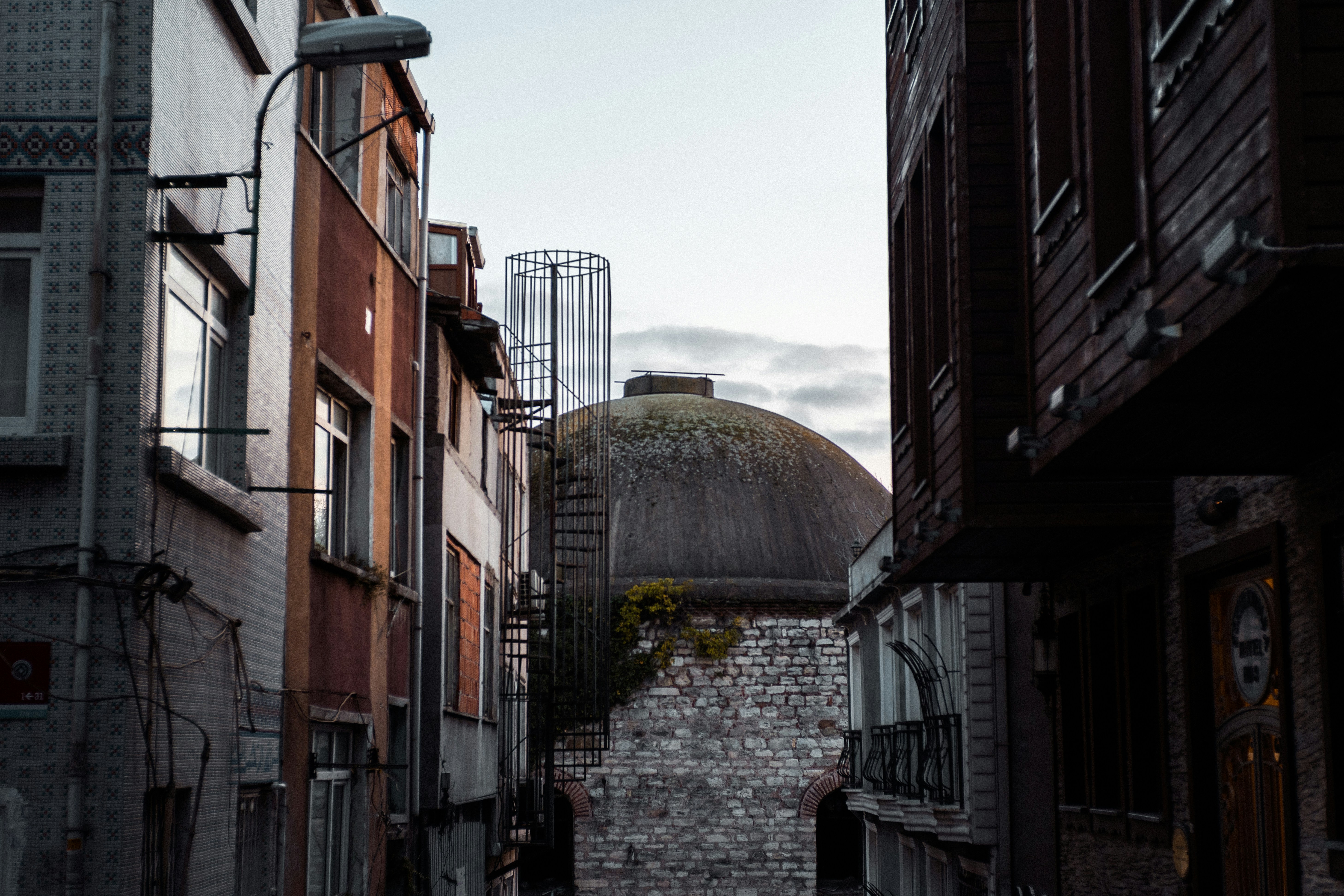 una vista di un edificio da uno stretto vicolo